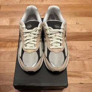New Unisex Men’s Size 5 1/2 or Women’s Size 7 New Balance 2002R Sneakers.